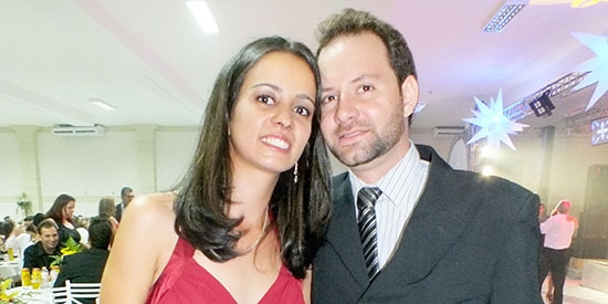 Odontóloga, Pâmela Rodrigues, sempre atuante em sua profissão, na foto com o marido Thiago Donizete Silva